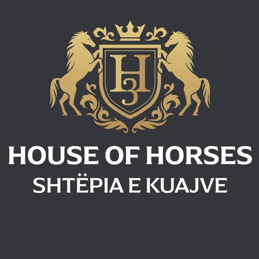 Отель House Of Horses Shtepia E Kuajve Корча Экстерьер фото