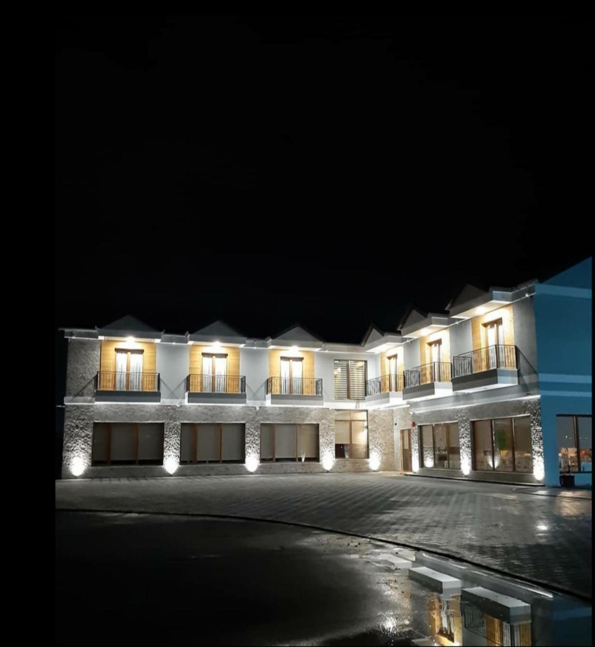 Отель House Of Horses Shtepia E Kuajve Корча Экстерьер фото